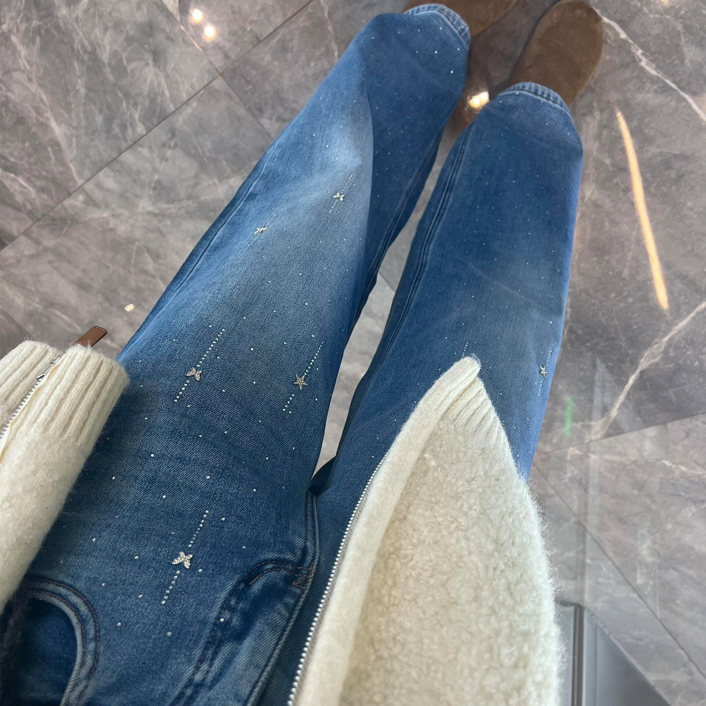 浅蓝色蝴蝶烫钻大码牛仔裤女2026春季新款小众宽松显瘦直筒阔腿裤