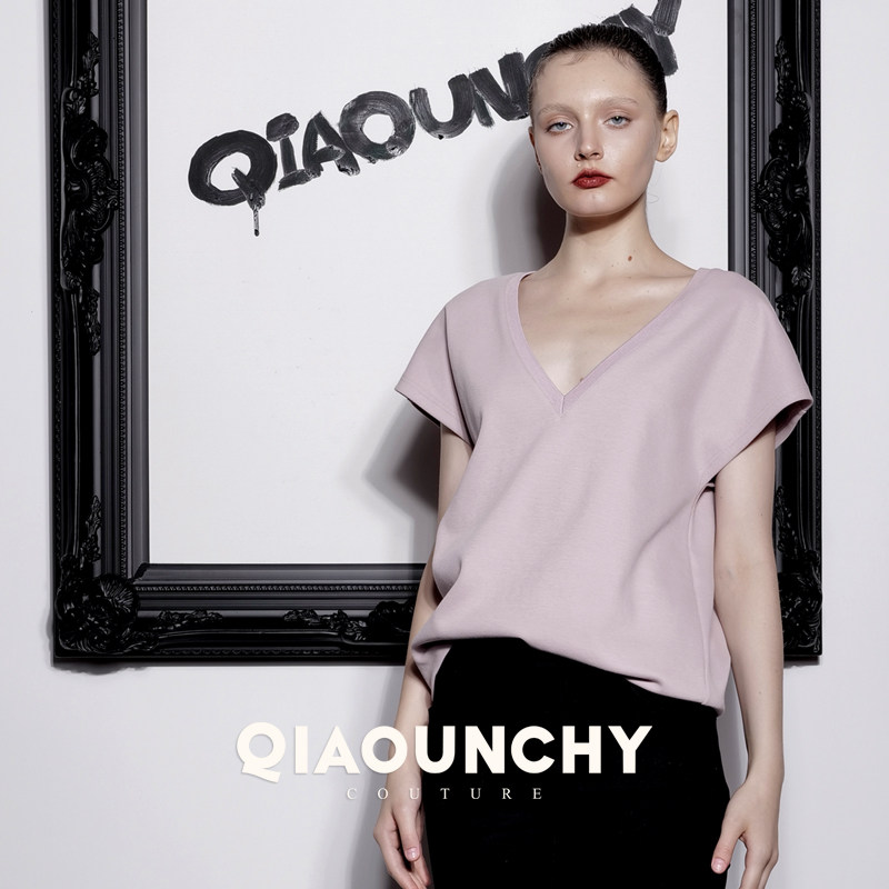 桃花 QIAOUNCHY俏云曦|基础款粉色V领针织短袖T恤26春夏女