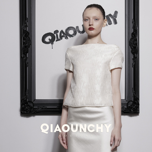 蝴蝶背 QIAOUNCHY俏云曦｜25春夏杏色浮雕提花深V露背立裁短上衣