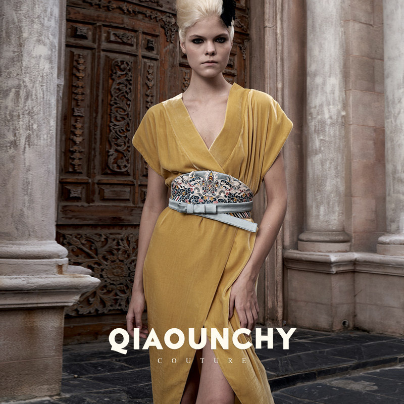 国风高定 QIAOUNCHY俏云曦｜明黄真丝丝绒手缝绣花腰带连衣裙秋冬
