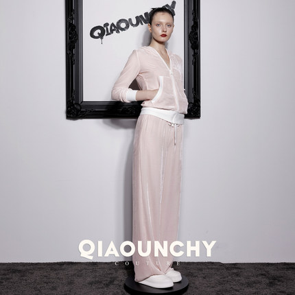 舒适感 QIAOUNCHY俏云曦 | 粉色真丝丝绒连帽衫阔腿裤套装26春装