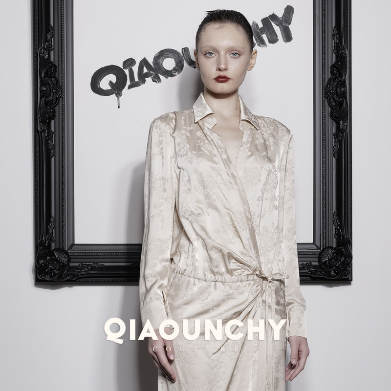 苏杭丝绸 QIAOUNCHY俏云曦｜新品杏色暗纹提花高开衩衬衫式连衣裙