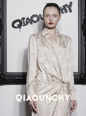 苏杭丝绸 QIAOUNCHY俏云曦｜新品杏色暗纹提花高开衩衬衫式连衣裙