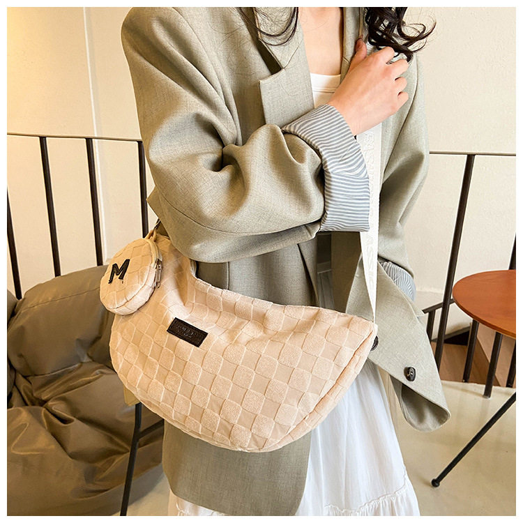 韩版ins风斜挎饺子包时尚新款托特包女包大容量单肩通勤包