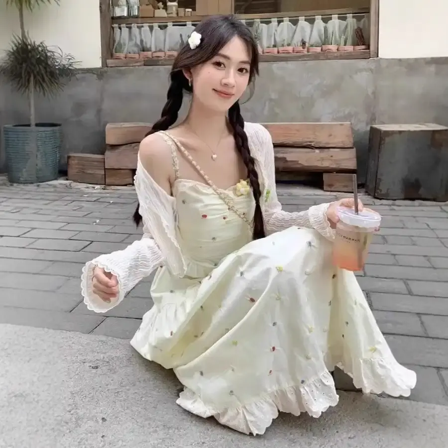 2025新款温柔风女夏季碎花遮肚子气质显瘦刺绣彩色学生吊带连衣裙