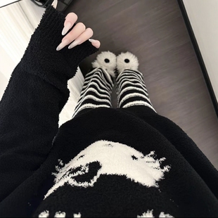 黑色条纹KT猫睡衣女冬季2025甜美卡通珊瑚绒加厚保暖家居服两件套