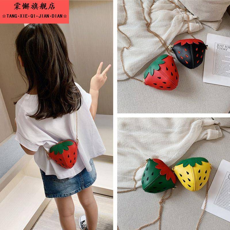 小孩揹包轻便小众外出装饰草莓零钱包可爱配饰女童公主单肩斜挎包