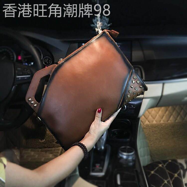 香港代购复古疯马皮手拿包韩版手包潮男街头铆钉手抓包时尚单肩包