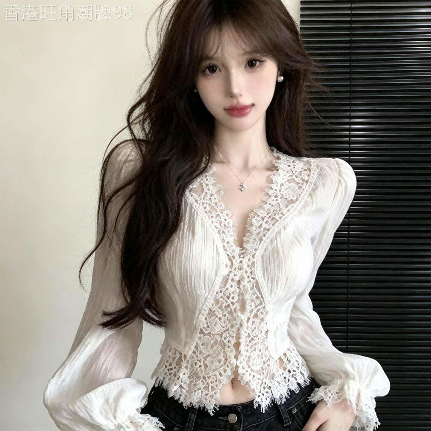 白色蕾丝拼接泡泡袖V领长袖衬衫女秋冬欧货温柔风显瘦短款上衣潮
