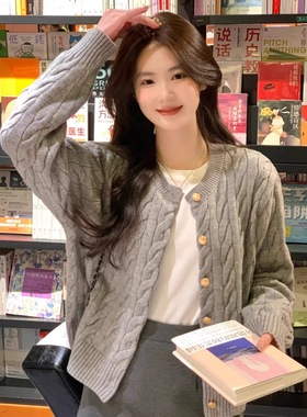 灰色短款圆领麻花毛衣女早秋新款软糯慵懒风宽松学生针织开衫外套