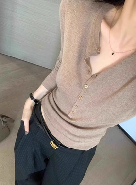 驼色高级感老钱风修身长袖毛衣女早秋V领小衫露锁骨针织打底衫 薄
