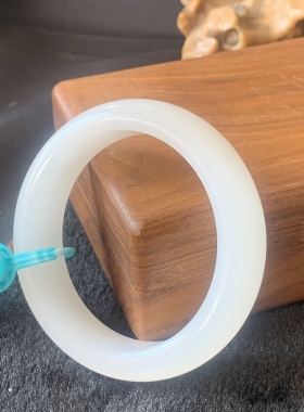 和田玉手镯女款白色带证书手镯