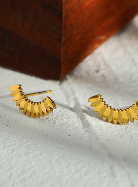 欧美轻奢半月形麦穗精美花纹雕刻18K镀金耳钉特色小叶子植物花卉