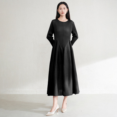 日系轻奢褶皱连衣裙2025秋季新款时尚气质显贵简约风长款蛋糕裙