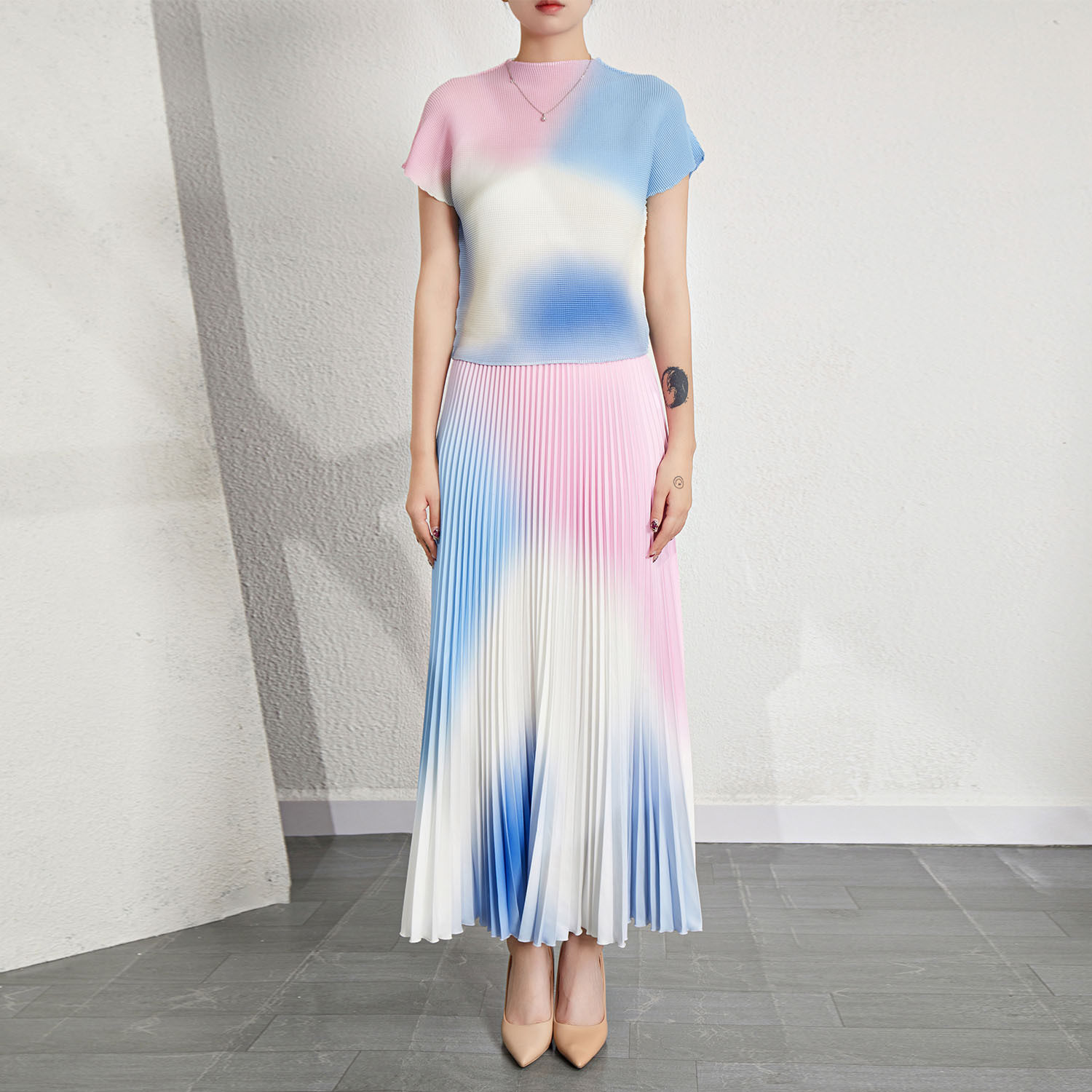时尚褶皱套装女2026年夏季新款气质渐变色T恤半身裙显瘦两件套