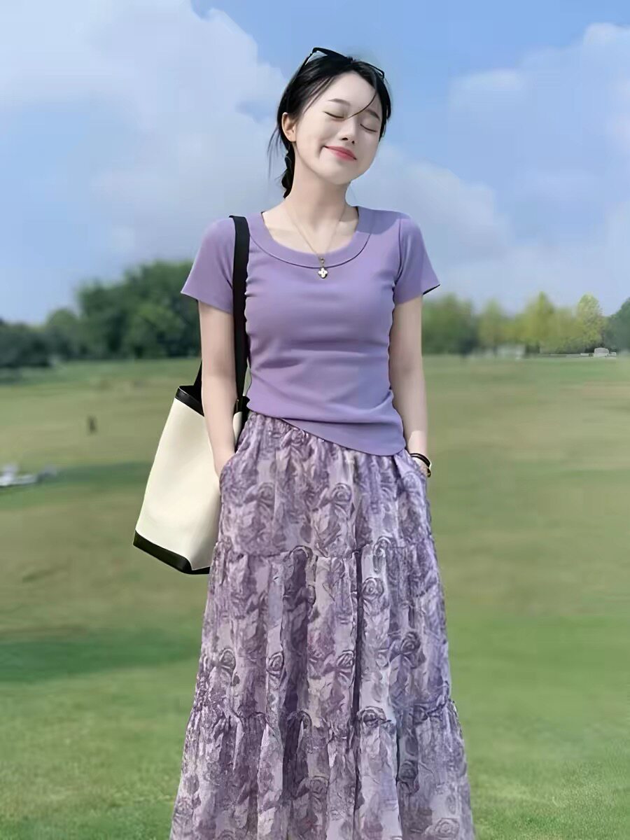 超好看紫色圆领T恤碎花裙两件套