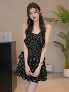 2026夏季新款法式复古碎花吊带连衣裙女气质优雅减龄韩系风短裙潮