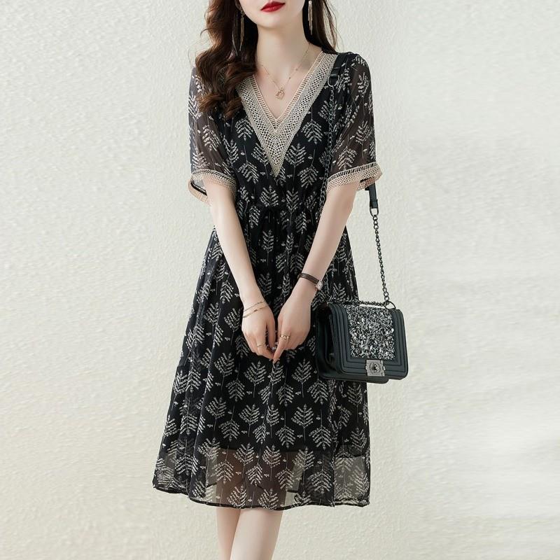 香港夏季新款宽松时尚百搭连衣裙大尺码胖mm收腰显瘦镂空V领雪纺