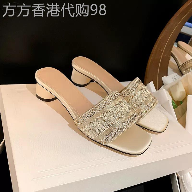 法式水钻粗跟凉拖鞋鞋女外穿夏季2026新款配裙子露趾绸缎一字凉拖