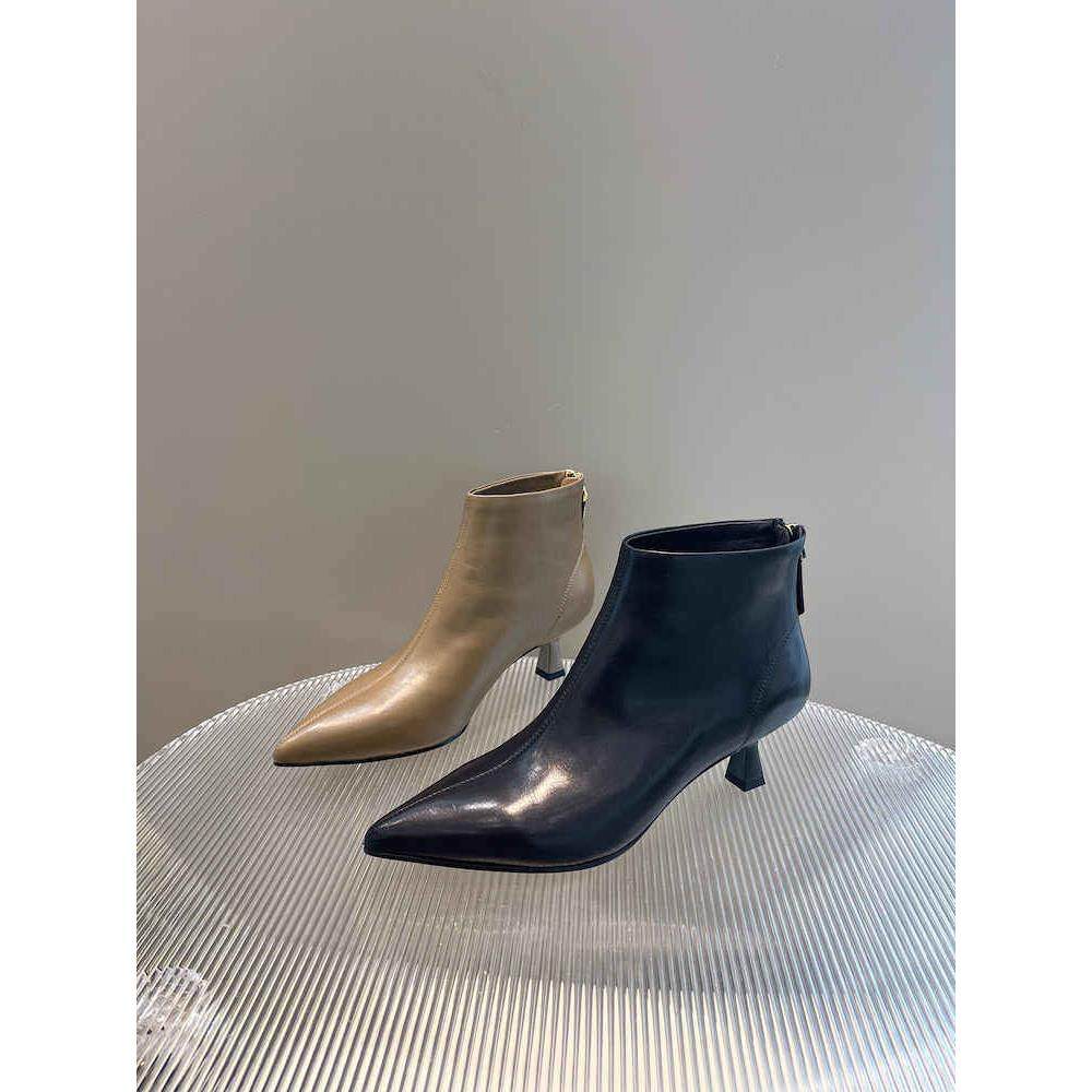 潮牌欧洲站高跟鞋女2025秋冬新款胎牛皮尖头瘦瘦靴小众低跟小短靴