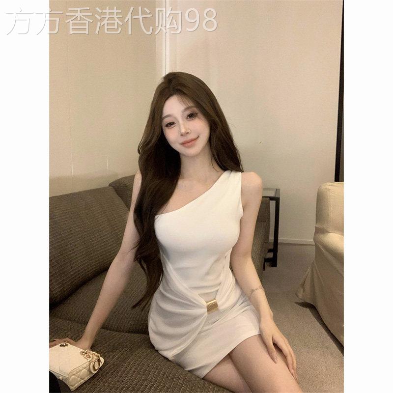 白色斜肩无袖连衣裙女夏季设计感裙子性感纯欲短裙褶皱收腰包臀裙