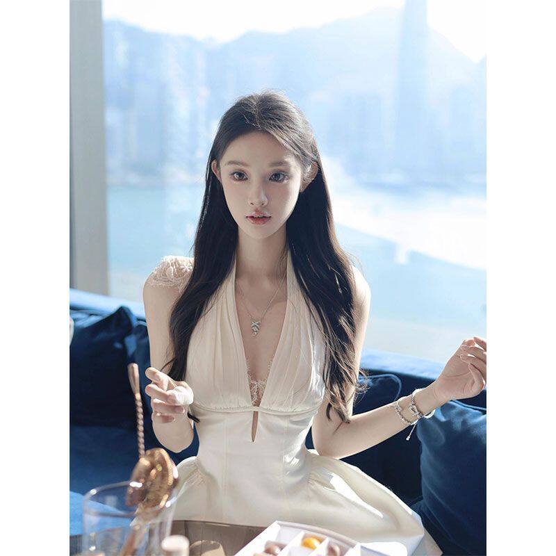 白色连衣裙性感露背高级