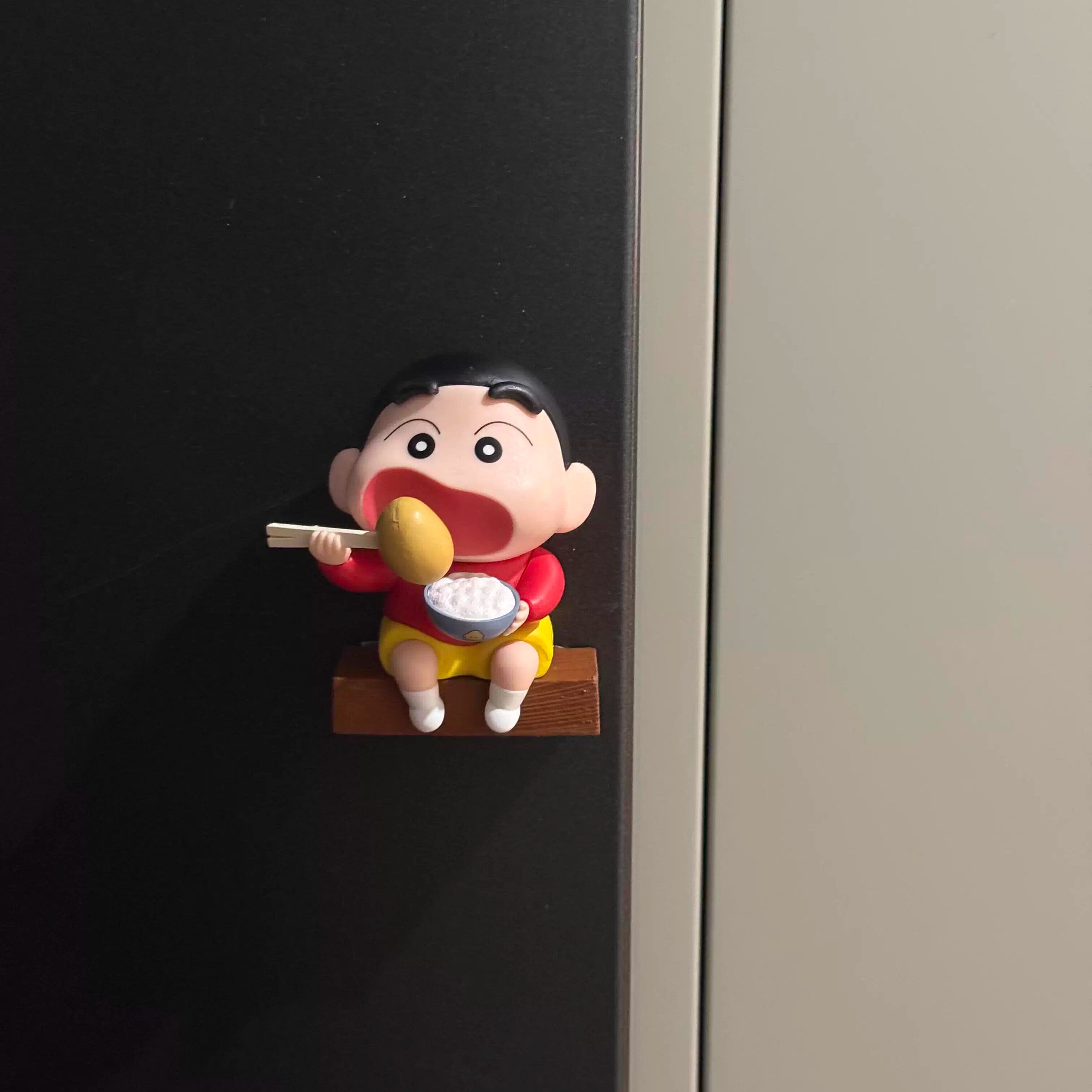 小新怎么坐在冰箱上吃土豆了~