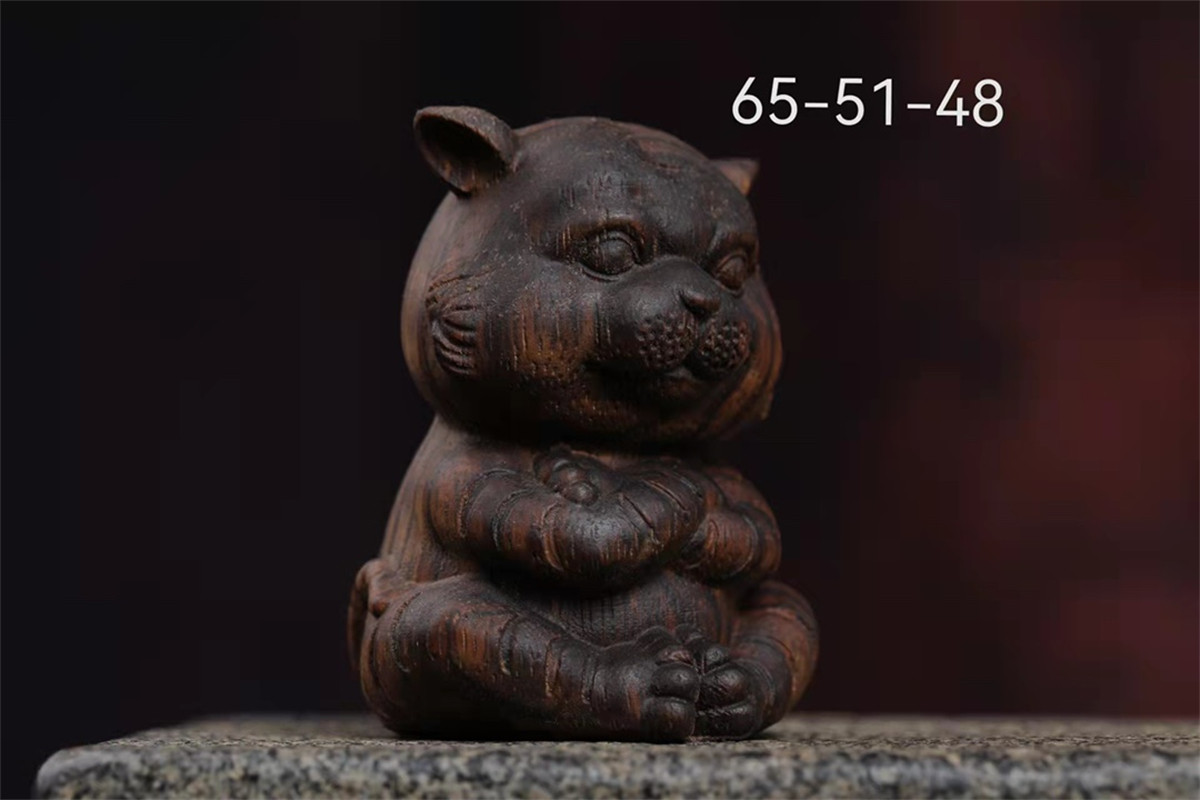 新款沉香木手工精雕老虎手把件实木雕刻汽车摆件家居客厅摆设装饰