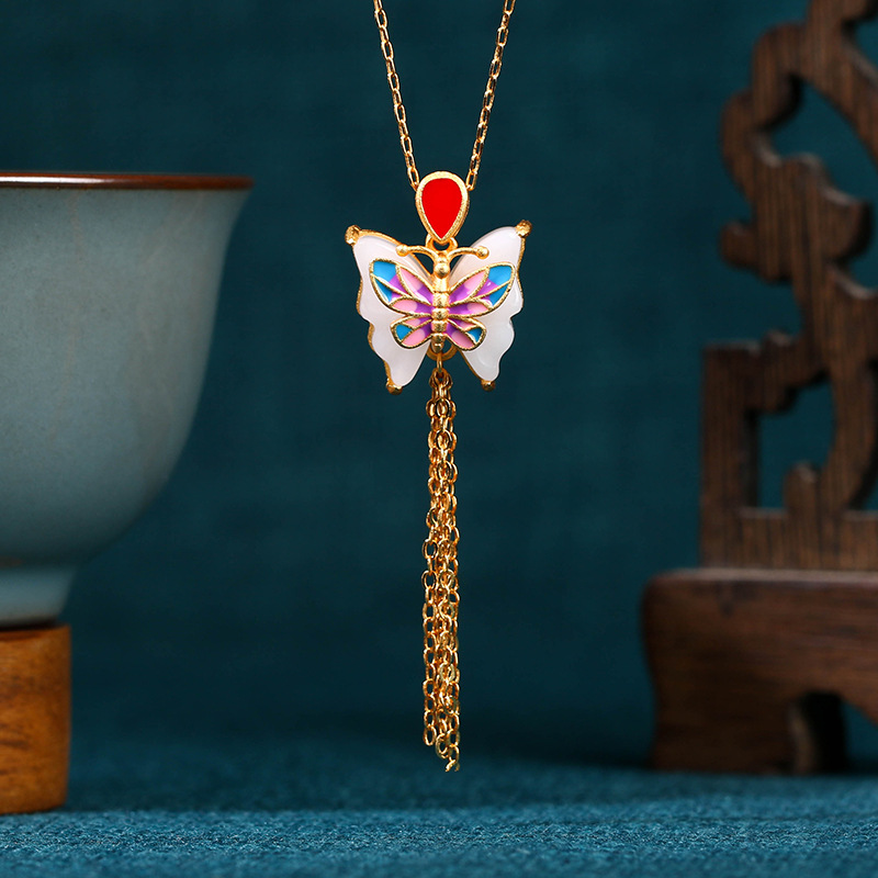 2023年秋冬季新品古装旗袍配饰珐琅彩蝴蝶仿和田玉复古风流苏项链