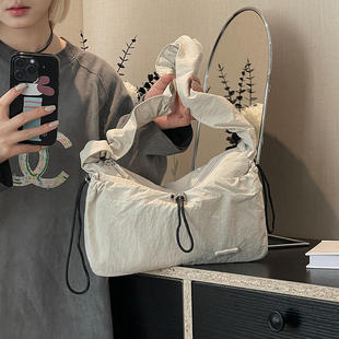 Colorful Fox韩版小众可爱尼龙百搭褶皱云朵包女单肩包腋下包