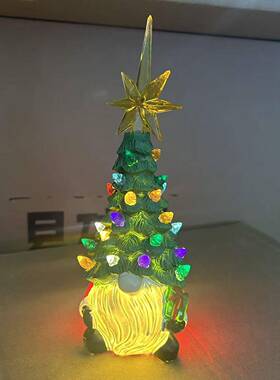 跨境圣诞面新款20250925侏儒灯圣诞树圣诞彩居节家桌装饰树脂工艺