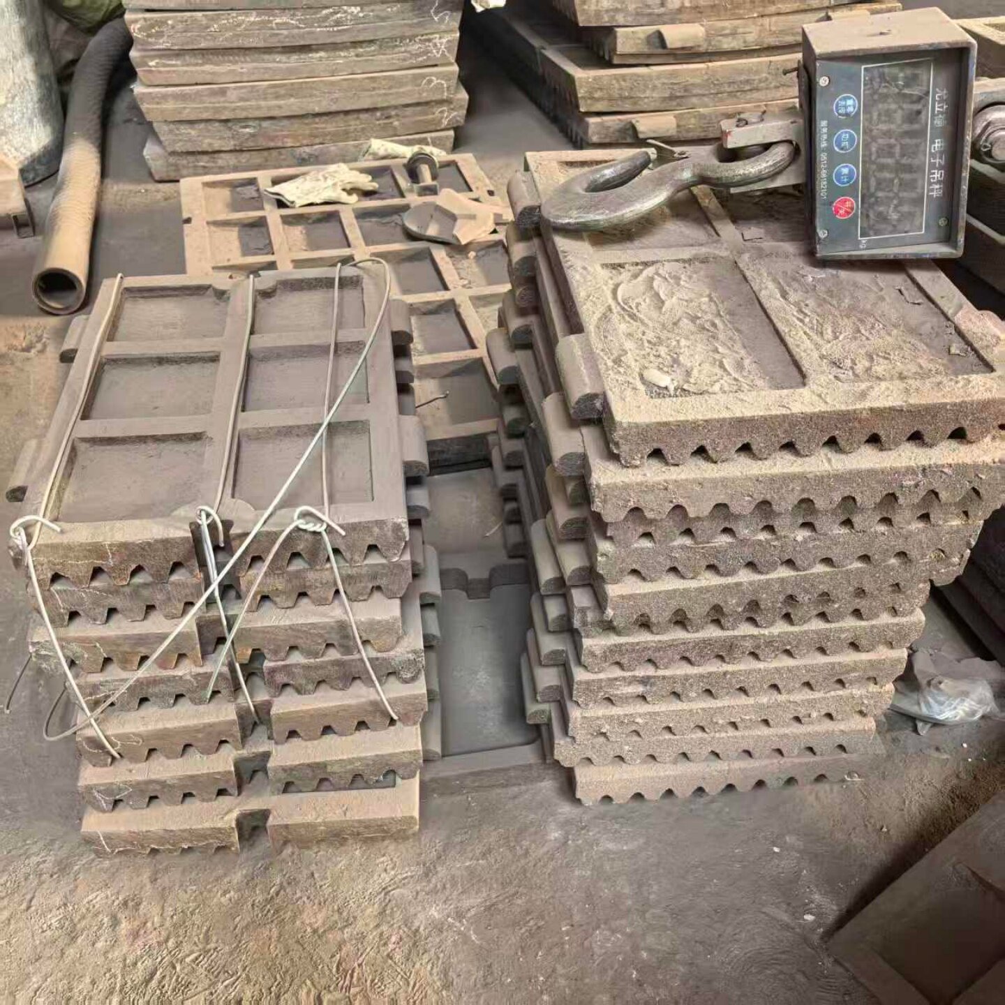 鄂式破碎机鄂板高铬合金齿板定做耐磨耐牙板高锰钢齿板鄂破铸造件