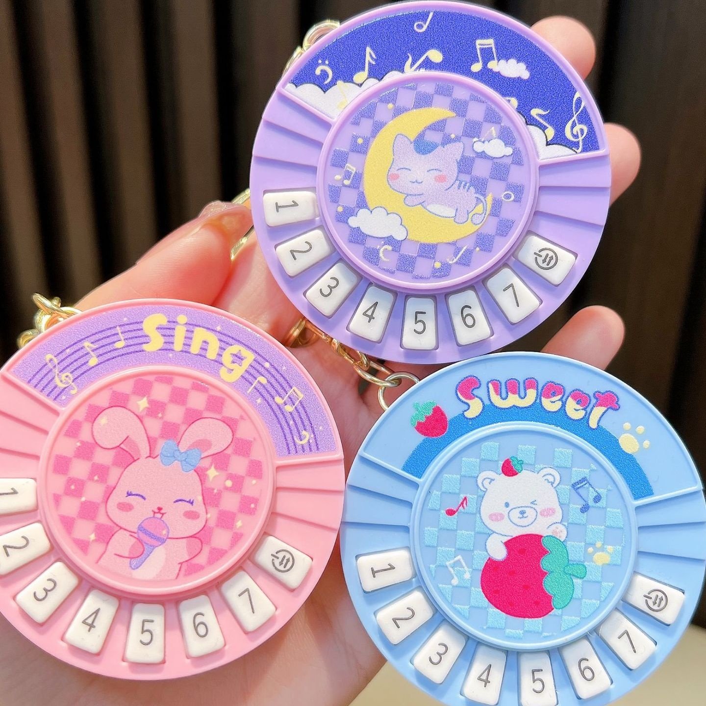创意小动物圆形游戏机钥匙扣兔子小熊发光钢琴包包钥匙挂件解压玩