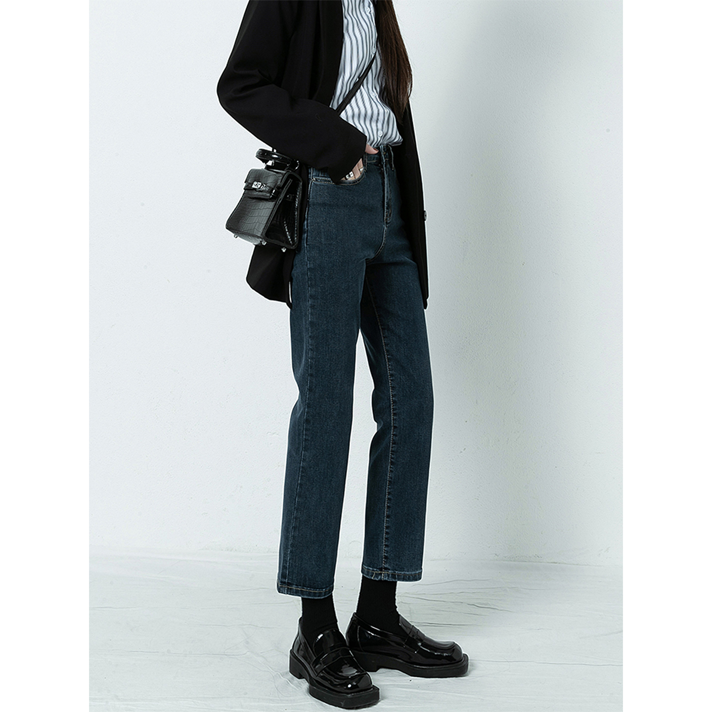 蓝灰九分直筒牛仔裤女秋冬穿搭