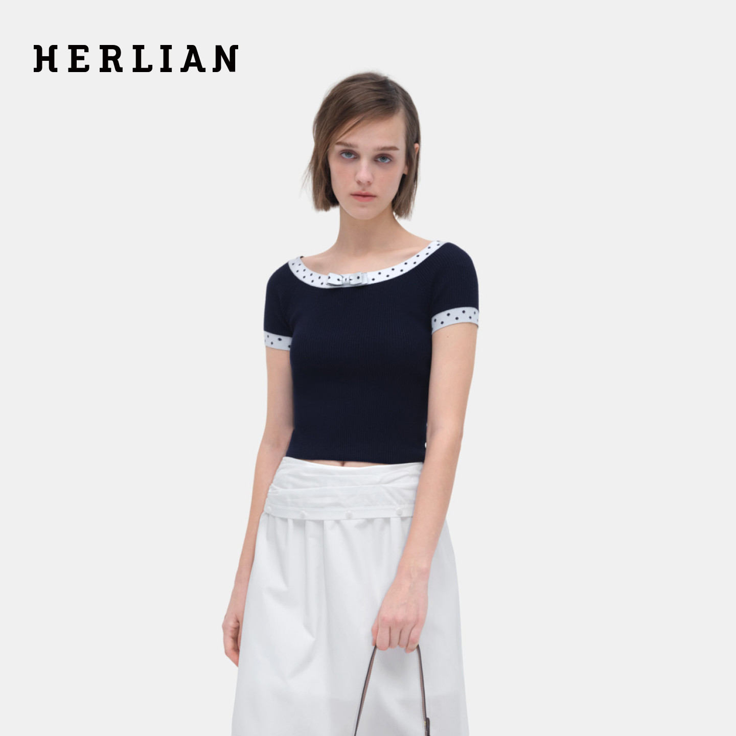 HERLIAN 2026年夏季新品修身一字领露肩蝴蝶结撞色女士针织衫短袖