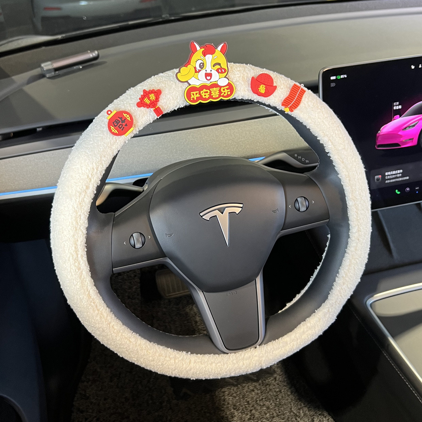 方向盘套冬季毛绒高级感网红女士保暖加热翻毛皮汽车把套可爱装饰