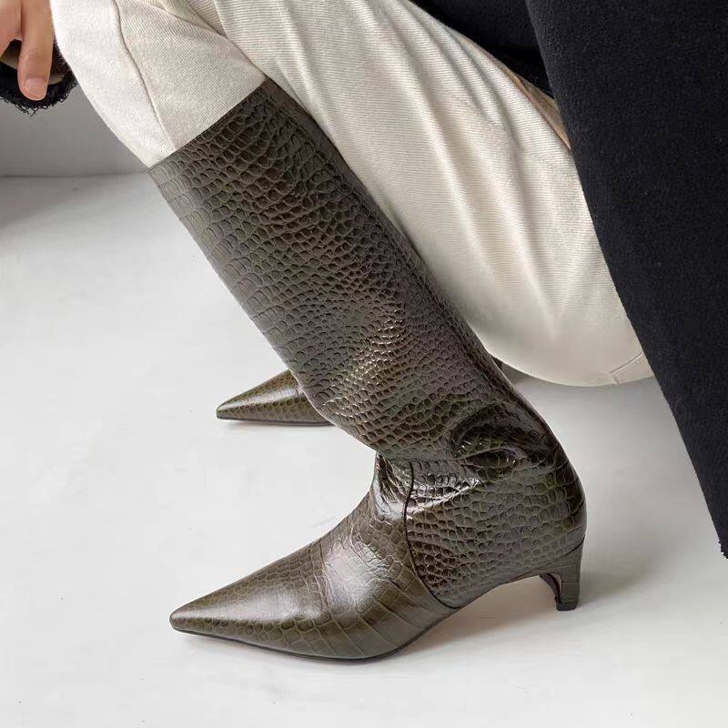 绿色鳄鱼纹长筒靴女2025春秋小方头高筒靴大筒围蛇纹猫跟骑士靴子