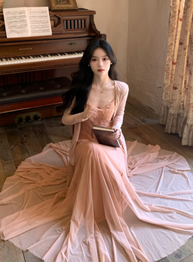 一罐杏仁桃微醺粉调温柔风吊带连衣裙女夏季新款开衫两件套长裙子