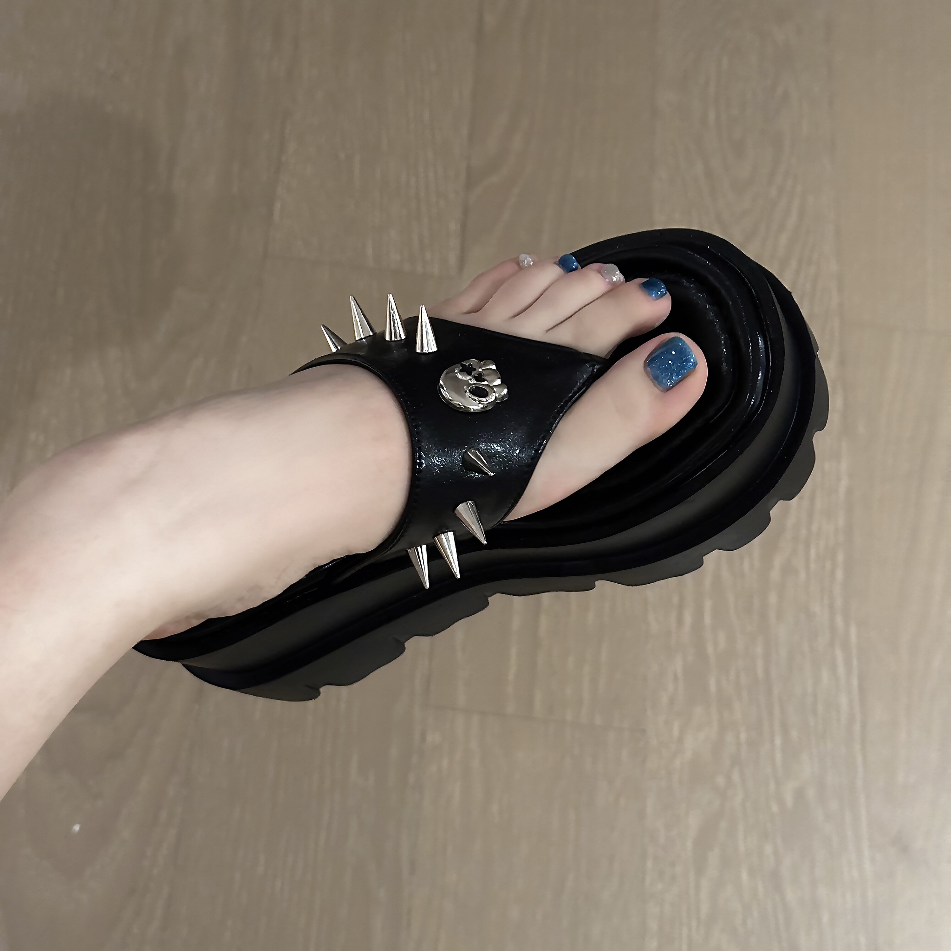 原创辣妹铆钉松糕厚底人字拖女夏朋克亚文化坡跟外穿凉拖女高8cm