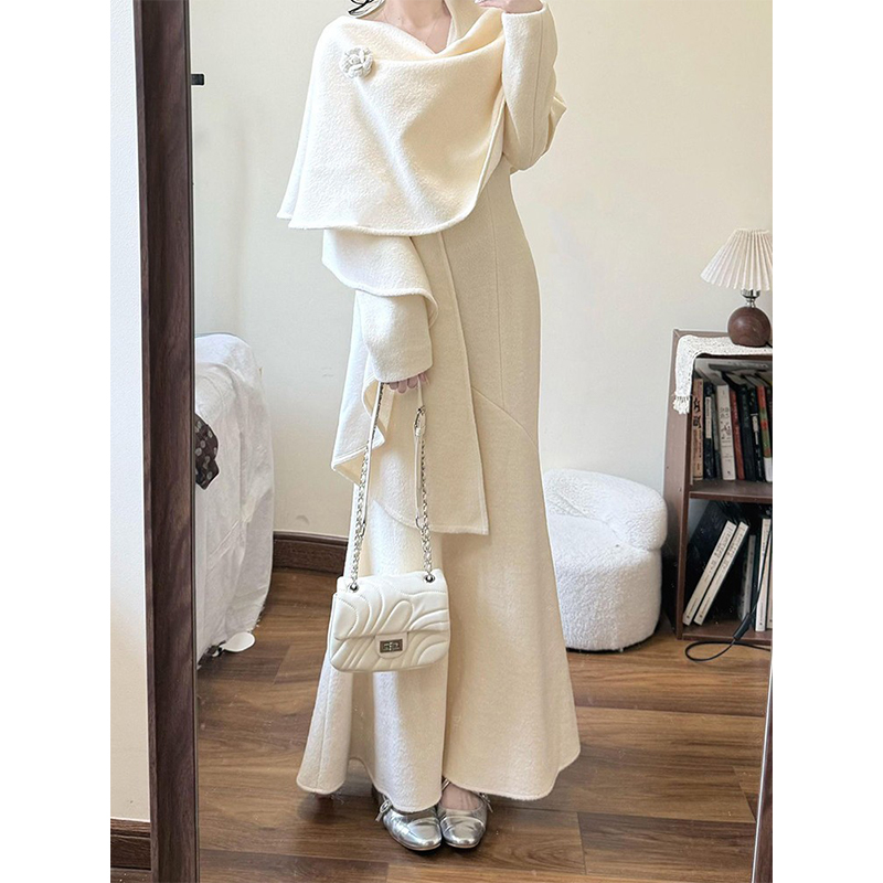 气质披肩斗篷+针织V领修