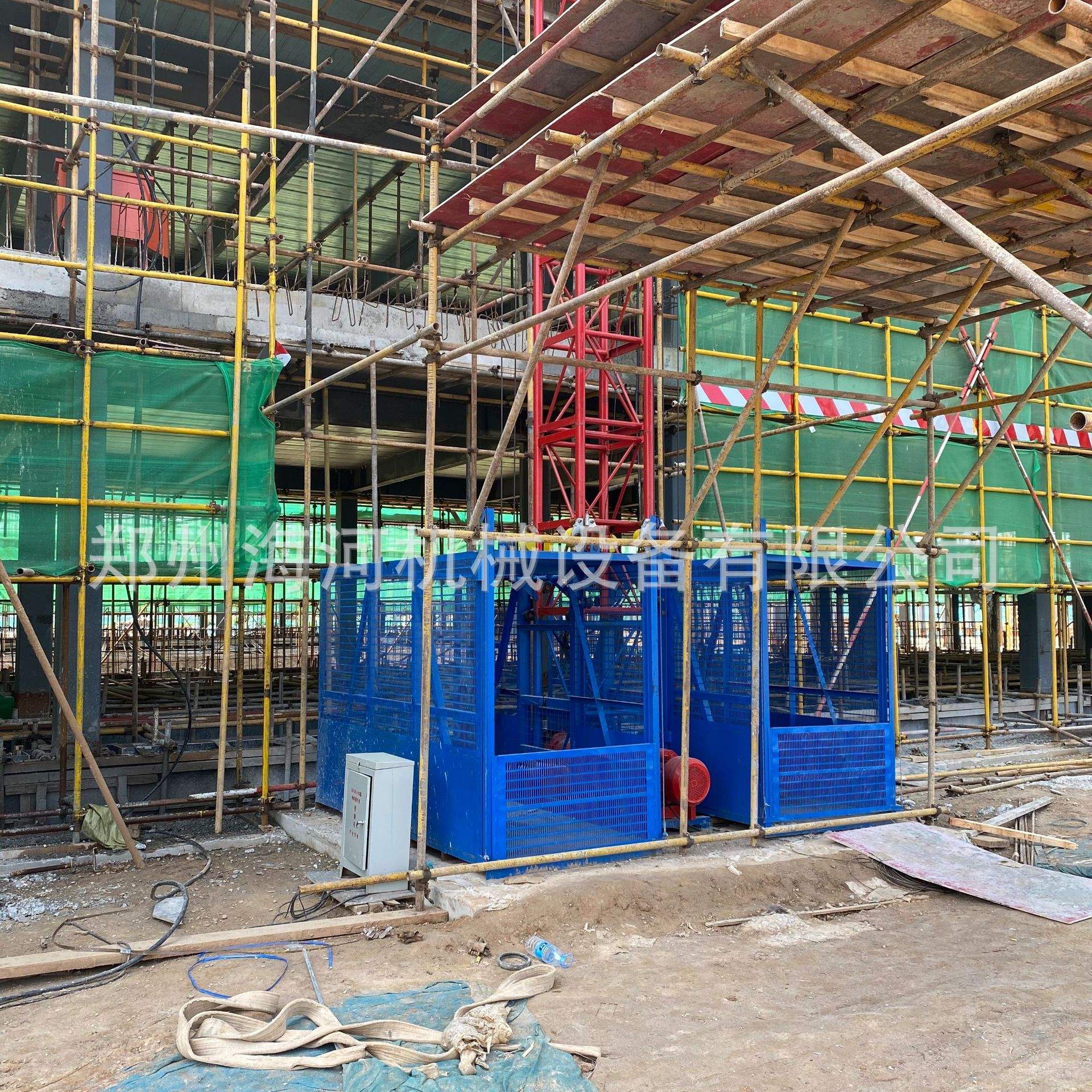 供应18米24米30米42米建筑施工物料升降机  一柱双吊水泥大沙提料