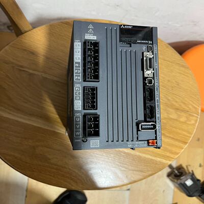 伺服驱动器，型号MR-J4-200B，功能完