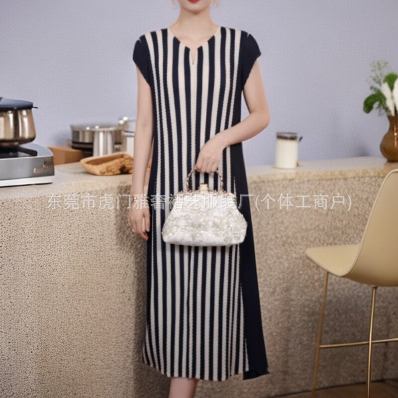 条纹龙鳞褶连衣裙气质显瘦夏季新款小V领轻奢优雅长裙修身裙子女