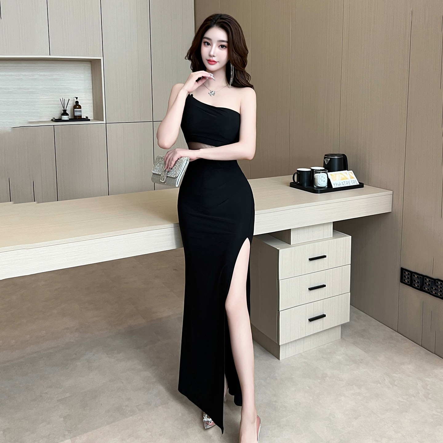 夜总店连衣裙性感遮肚子斜肩黑色礼服长裙柔式足疗足浴技师工作服