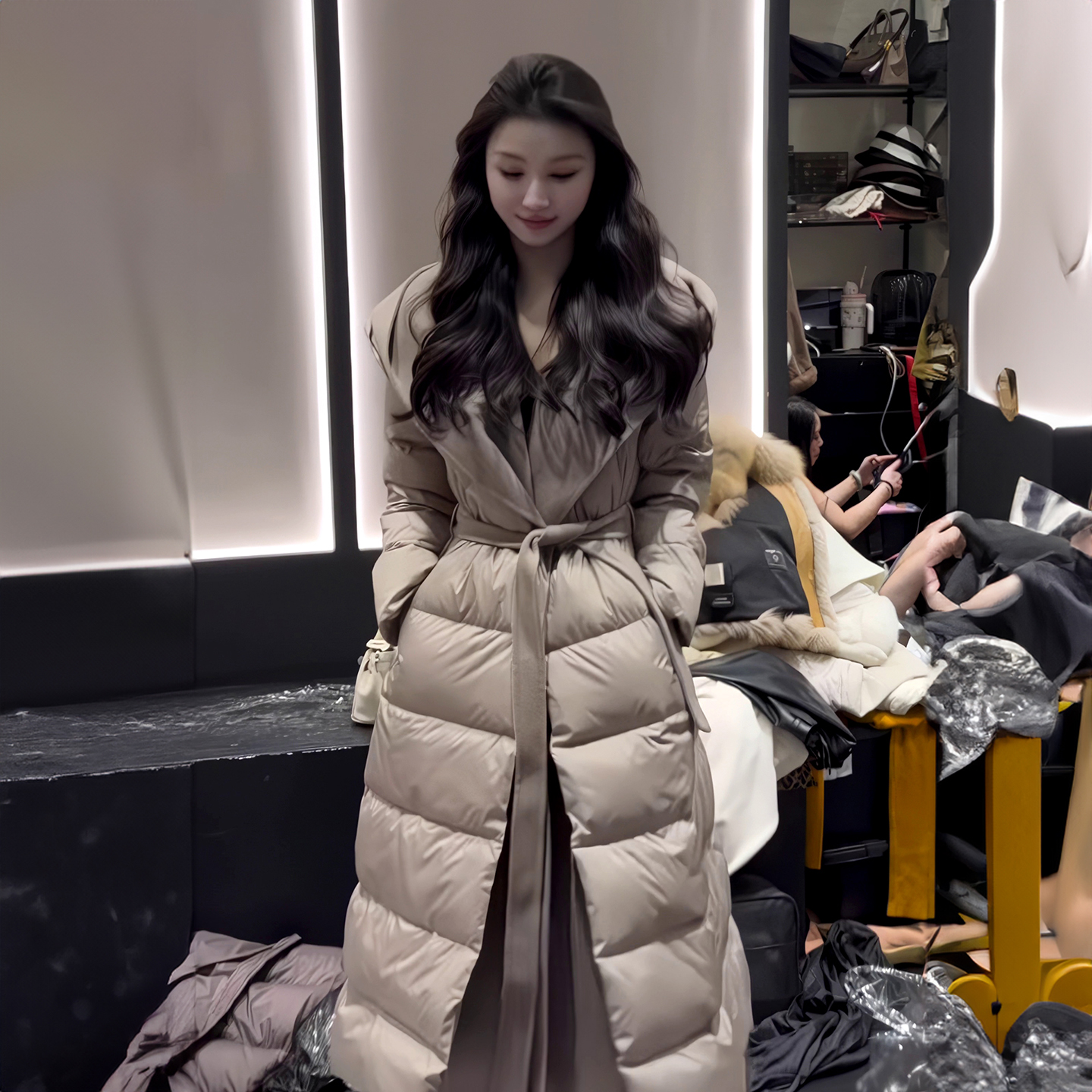 大翻领拼接系带白鸭绒羽绒棉服女