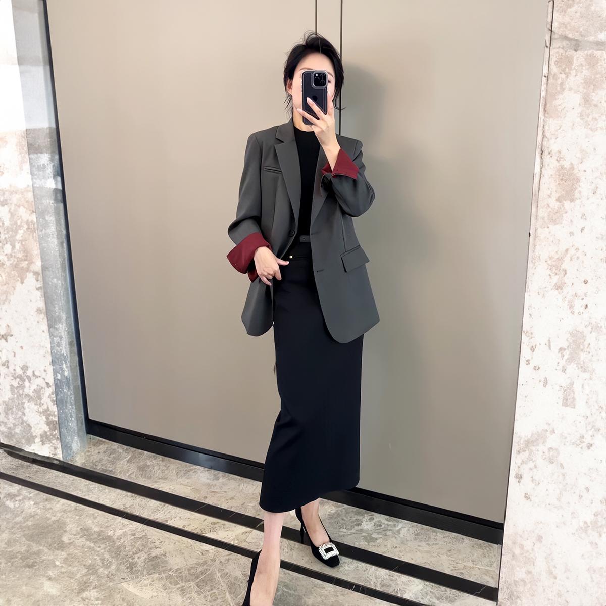 2025秋新款廓形宽松气质灰色西装外套女高级感安可拉红拼接小西服