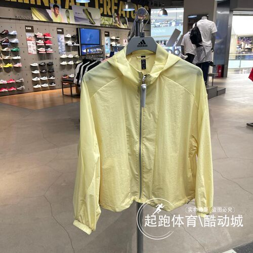 阿迪达斯女拒水休闲连帽风衣外套