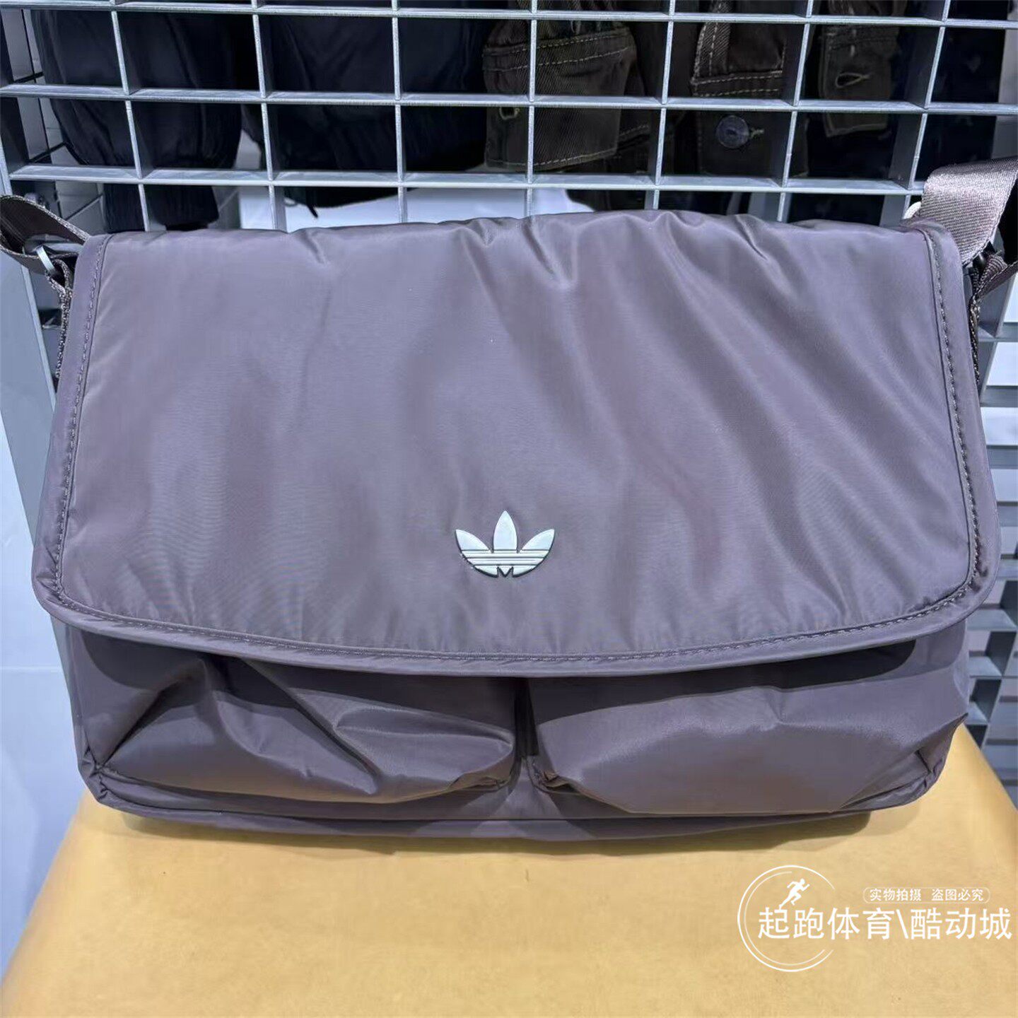 阿迪三叶草运动休闲邮差包