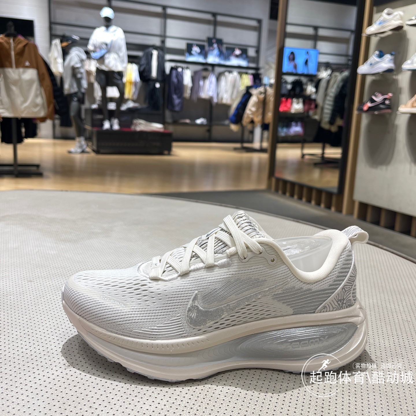 Nike耐克女2026秋新款Vomero 18 SE迈柔轻便缓震公路跑步鞋IM8330