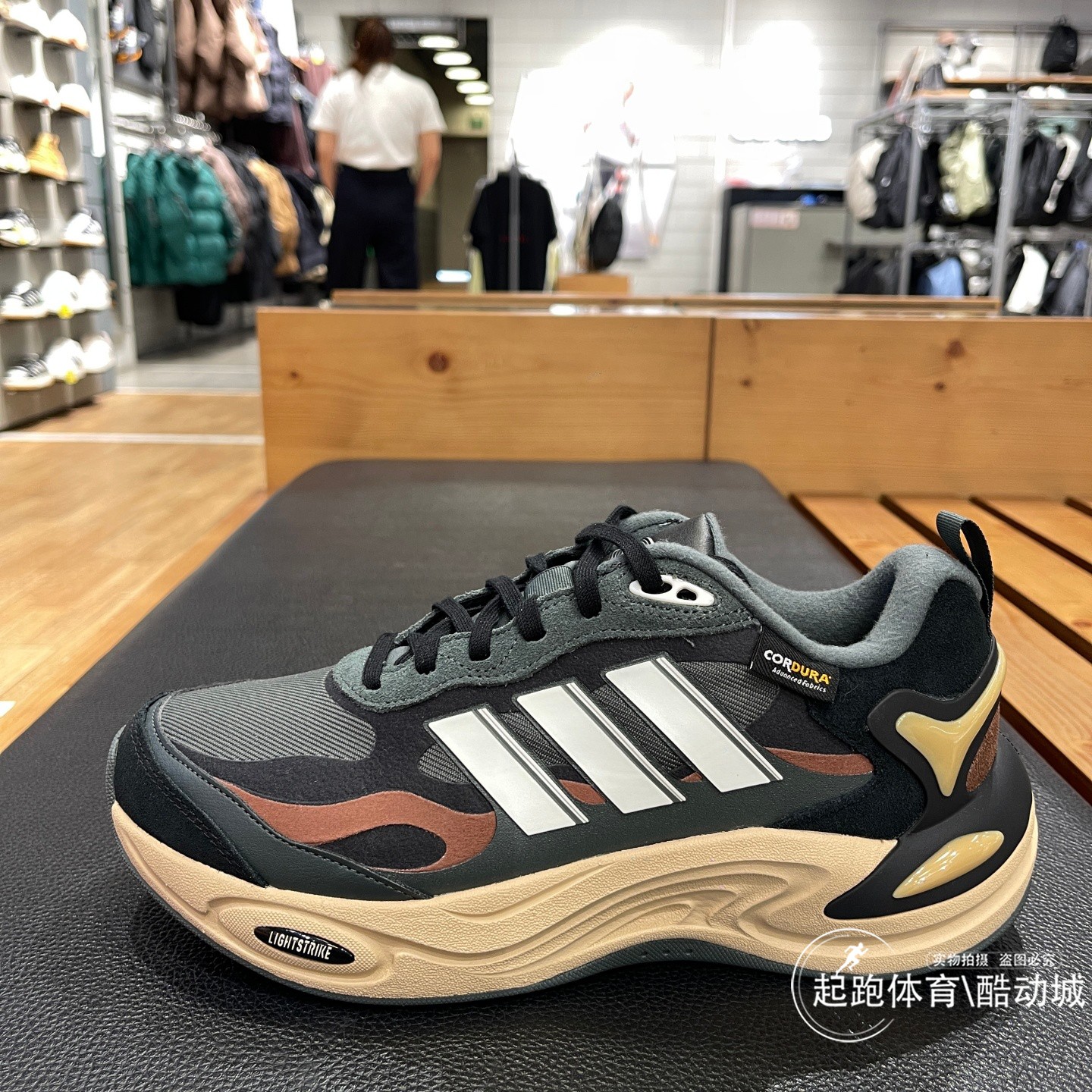 阿迪达斯男跑步鞋保暖防滑缓震